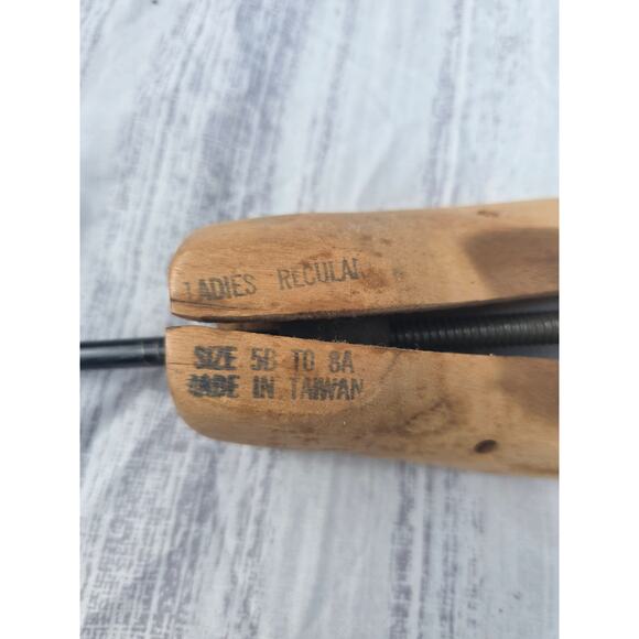 Vintage Wooden Shoe Stretcher Ladies Regular Size 5B–8A Made in Taiwan - Picture 2 of 3